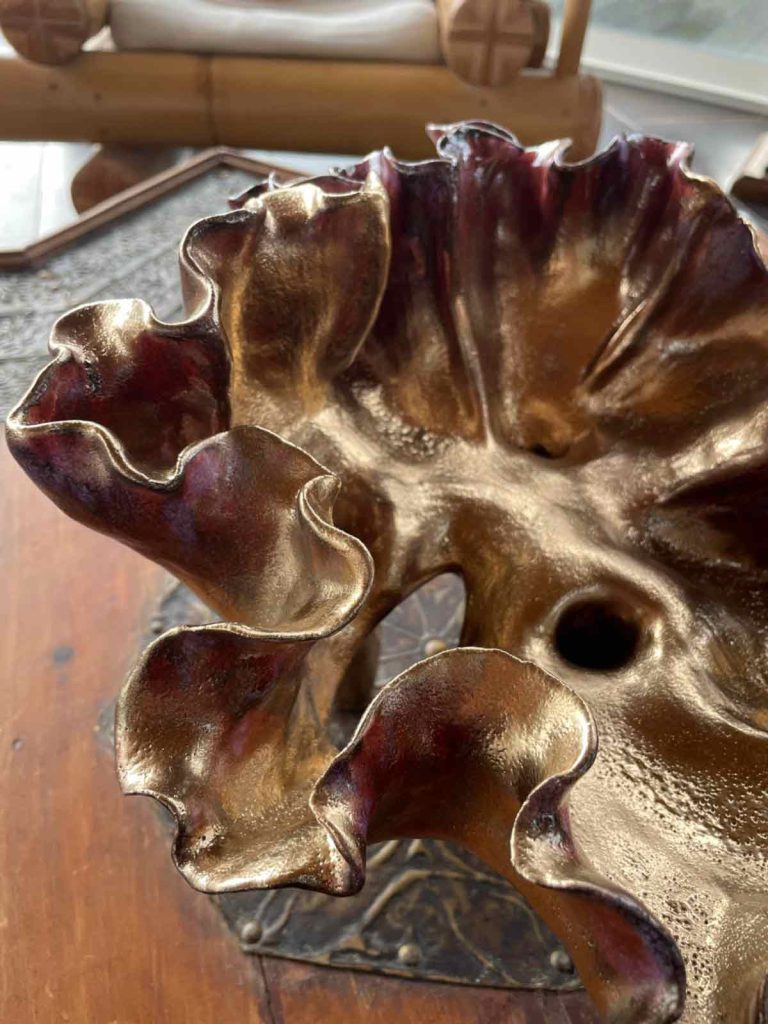 Anemone sur pied. Ce corail est inspiré des fonds marins. Oeuvre artistique en céramique. Réalisé par Nathalie Vernerie.