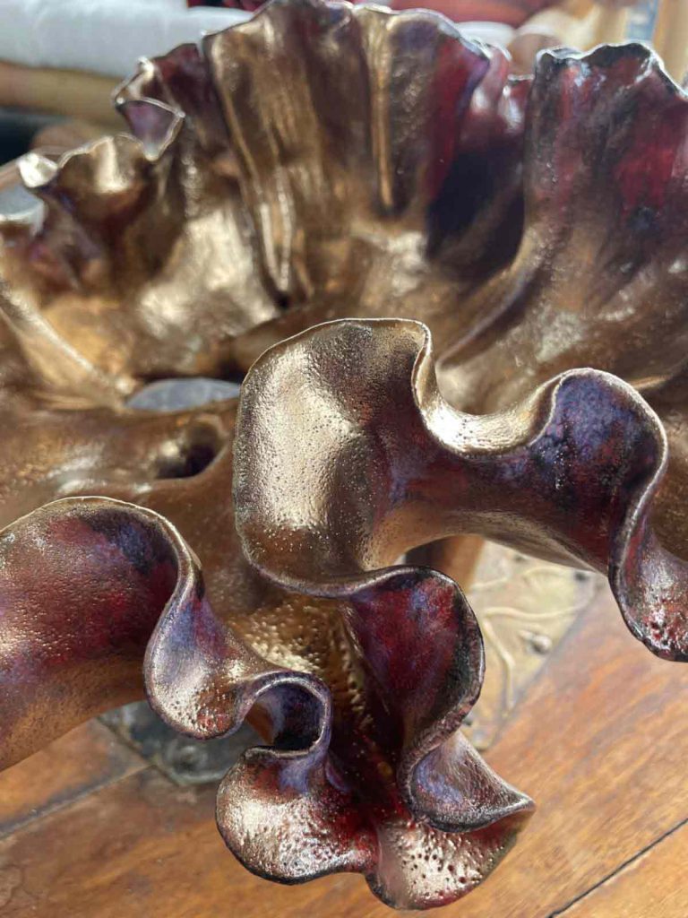Anémone sur pied. Ce corail est inspiré des fonds marins. Œuvre artistique en céramique. Réalisé par Nathalie Vernerie.