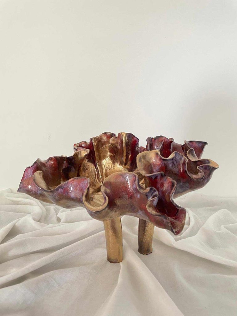 Anemone sur pied. Ce corail est inspiré des fonds marins. Oeuvre artistique en céramique. Réalisé par Nathalie Vernerie.