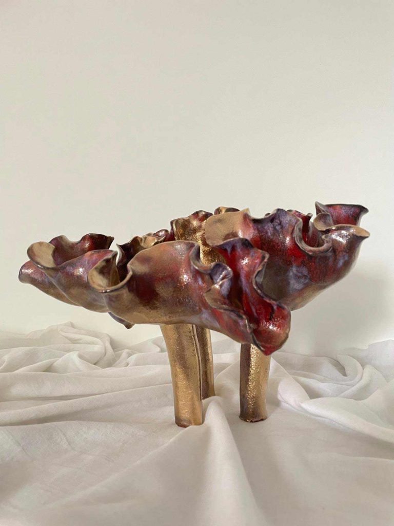 Anémone sur pied. Ce corail est inspiré des fonds marins. Œuvre artistique en céramique. Réalisé par Nathalie Vernerie.
