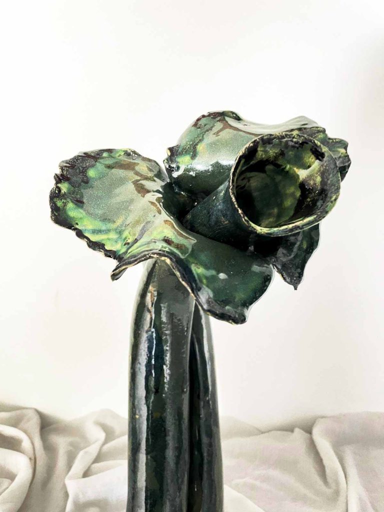 Coraux jonquille, d'inpiration des fond marins. Faïence émaillée vert et noir. Réalisation en céramique de la céramiste Nathalie Vernerie.