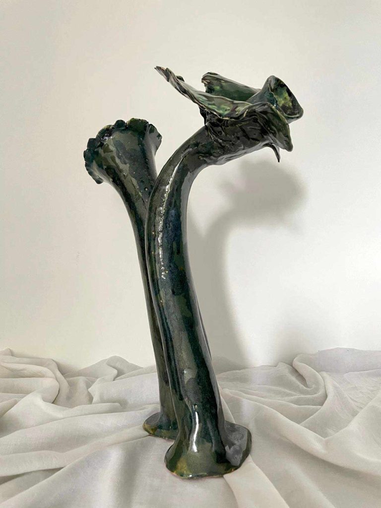 Coraux jonquille, d'inpiration des fond marins. Faïence émaillée vert et noir. Réalisation en céramique de la céramiste Nathalie Vernerie.