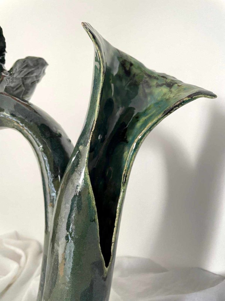 Coraux jonquille, d'inpiration des fond marins. Faïence émaillée vert et noir. Réalisation en céramique de la céramiste Nathalie Vernerie.