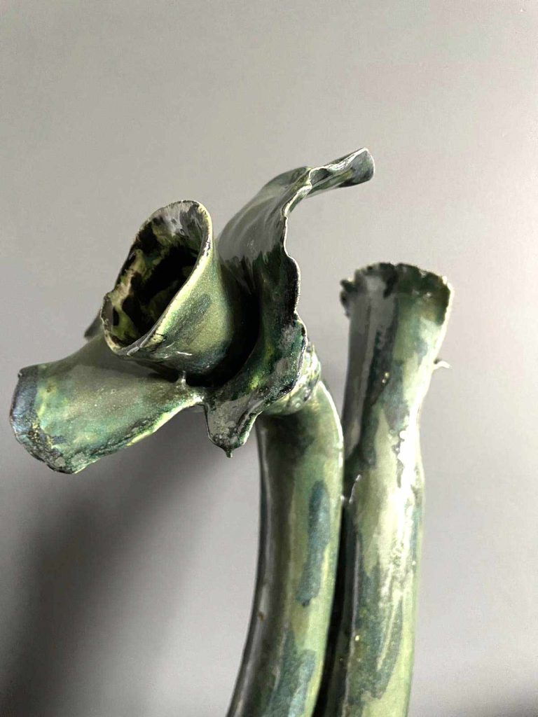 Coraux jonquille, d'inpiration des fond marins. Faïence émaillée vert et noir. Réalisation en céramique de la céramiste Nathalie Vernerie.