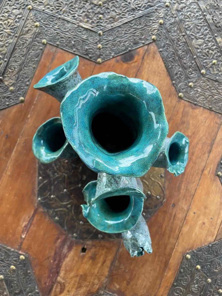 Coraux tubulaires inspirés des fonds marins. œuvre artistique en céramique de Nathalie Vernerie.