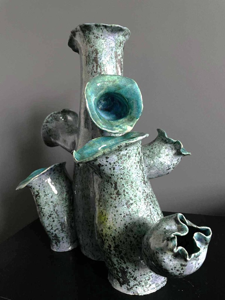 Coraux tubulaires inspirés des fonds marins. Œuvre artistique en céramique de Nathalie Vernerie.