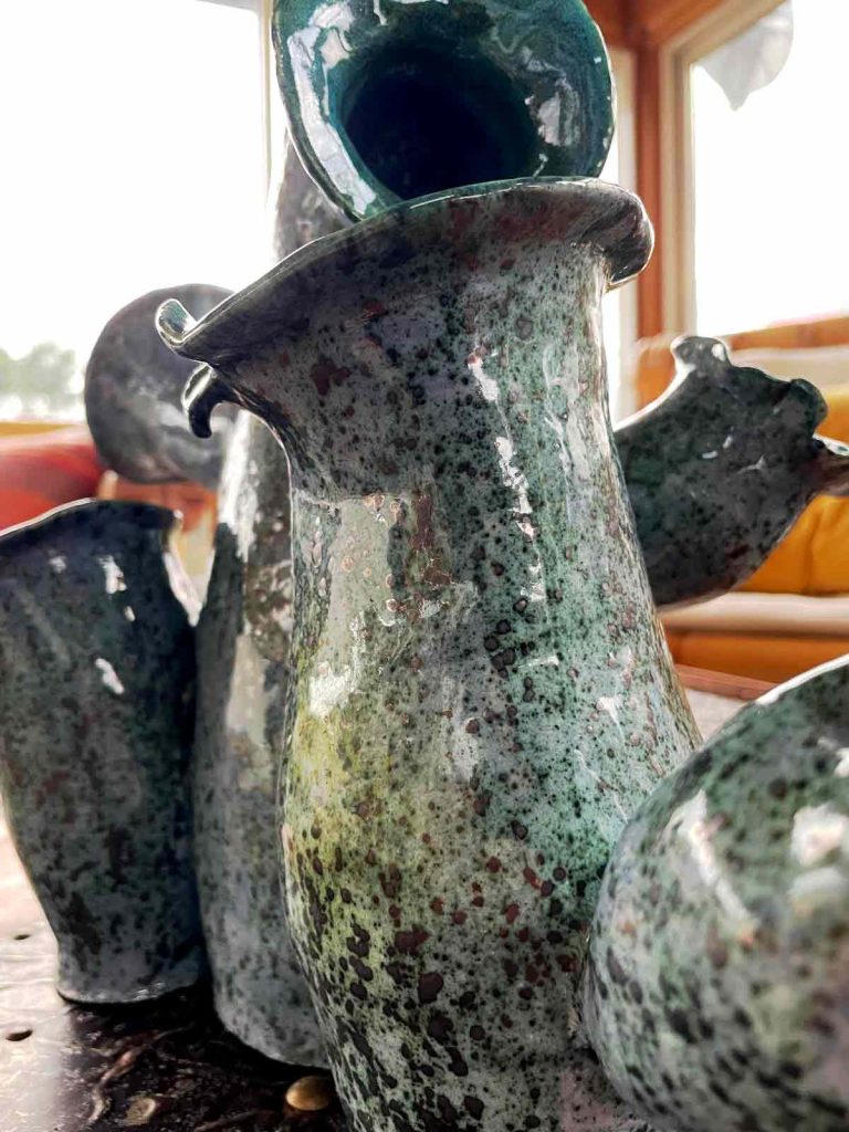 Coraux tubulaires inspirés des fonds marins. Œuvre artistique en céramique de Nathalie Vernerie