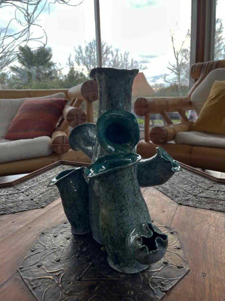 Coraux tubulaires inspirés des fonds marins. 0 œuvre artistique en céramique. Réalisé par Nathalie Vernerie.