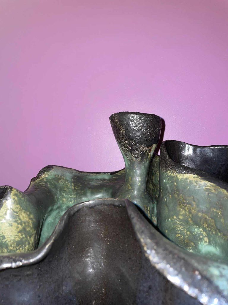 Corail à corolle. Inspiration des fonds marins. Faïence émaillée vert et noir. Réalisation en céramique de la céramiste Nathalie Vernerie.