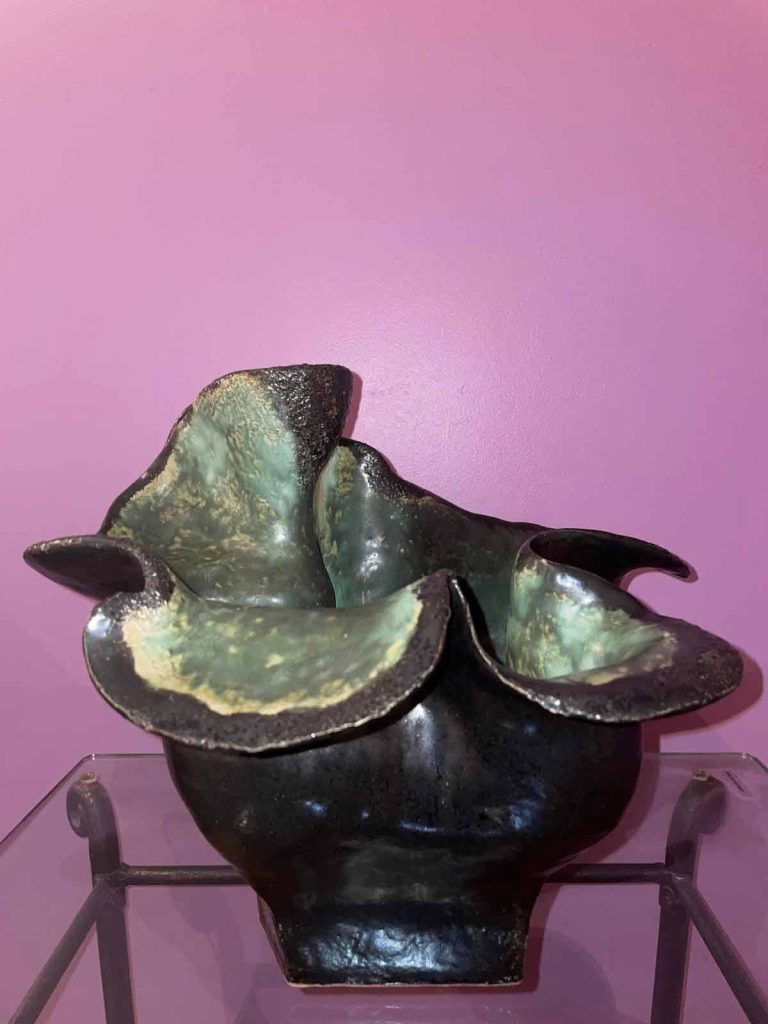 Corail à corolle. Inspiration des fonds marins. Faïence émaillée vert et noir. Réalisation en céramique de la céramiste Nathalie Vernerie.