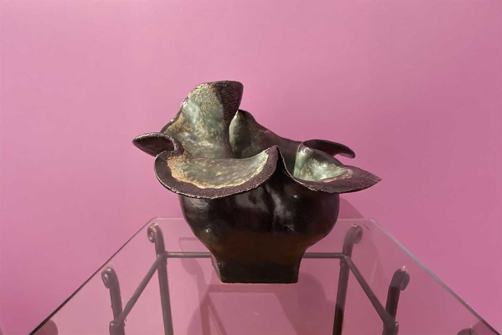 Corail à corolle. Inspiration des fonds marins. Faïence émaillée vert et noir. Réalisation en céramique de la céramiste Nathalie Vernerie.