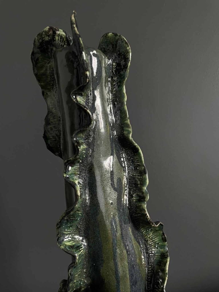 Corail à nageoires, d'inspiration des fonds marins. Faïence émaillée vert et noir. Réalisation en céramique de la céramiste Nathalie Vernerie.