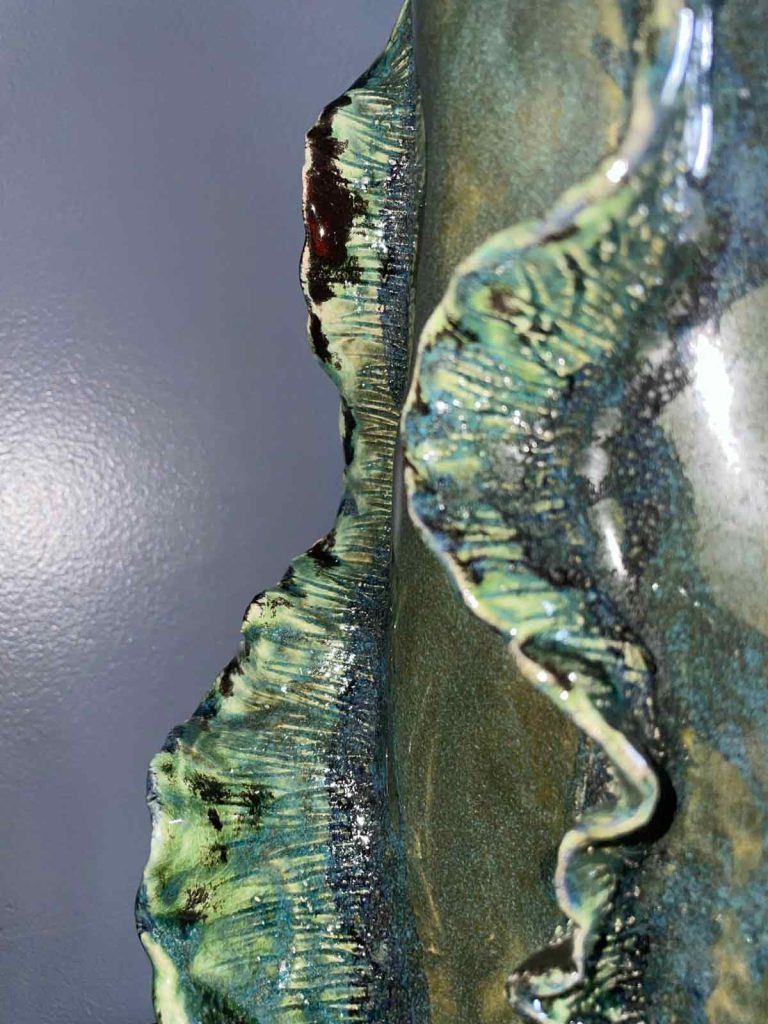 Corail à nageoires, d'inspiration des fonds marins. Faïence émaillée vert et noir. Réalisation en céramique de la céramiste Nathalie Vernerie.