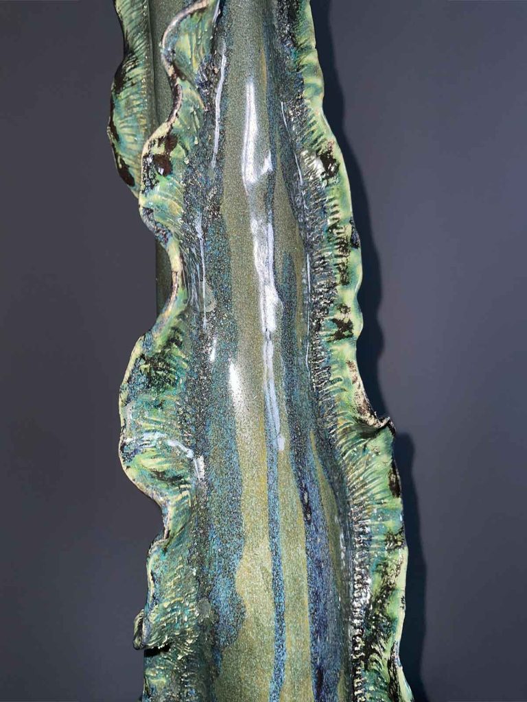 Corail à nageoires, d'inspiration des fonds marins. Faïence émaillée vert et noir. Réalisation en céramique de la céramiste Nathalie Vernerie.