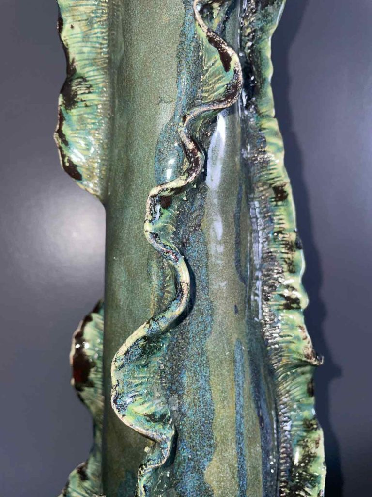 Corail à nageoires, d'inspiration des fonds marins. Faïence émaillée vert et noir. Réalisation en céramique de la céramiste Nathalie Vernerie.