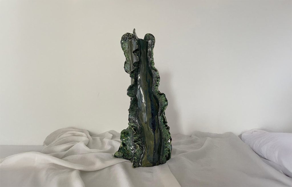 Corail à nageoires, d'inspiration des fonds marins. Faïence émaillée vert et noir. Réalisation en céramique de la céramiste Nathalie Vernerie.