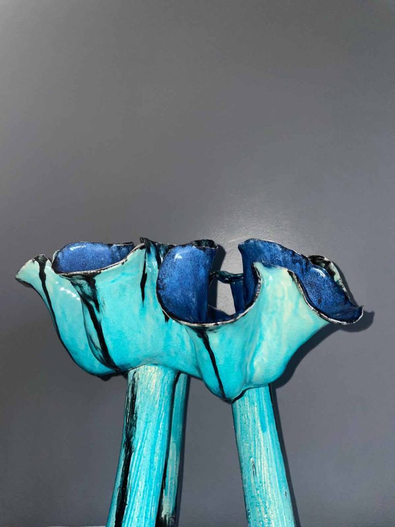 Corail trépied bleu et noir, œuvre de l'artiste Nathalie Vernerie. Atelier en Indre-et-Loire