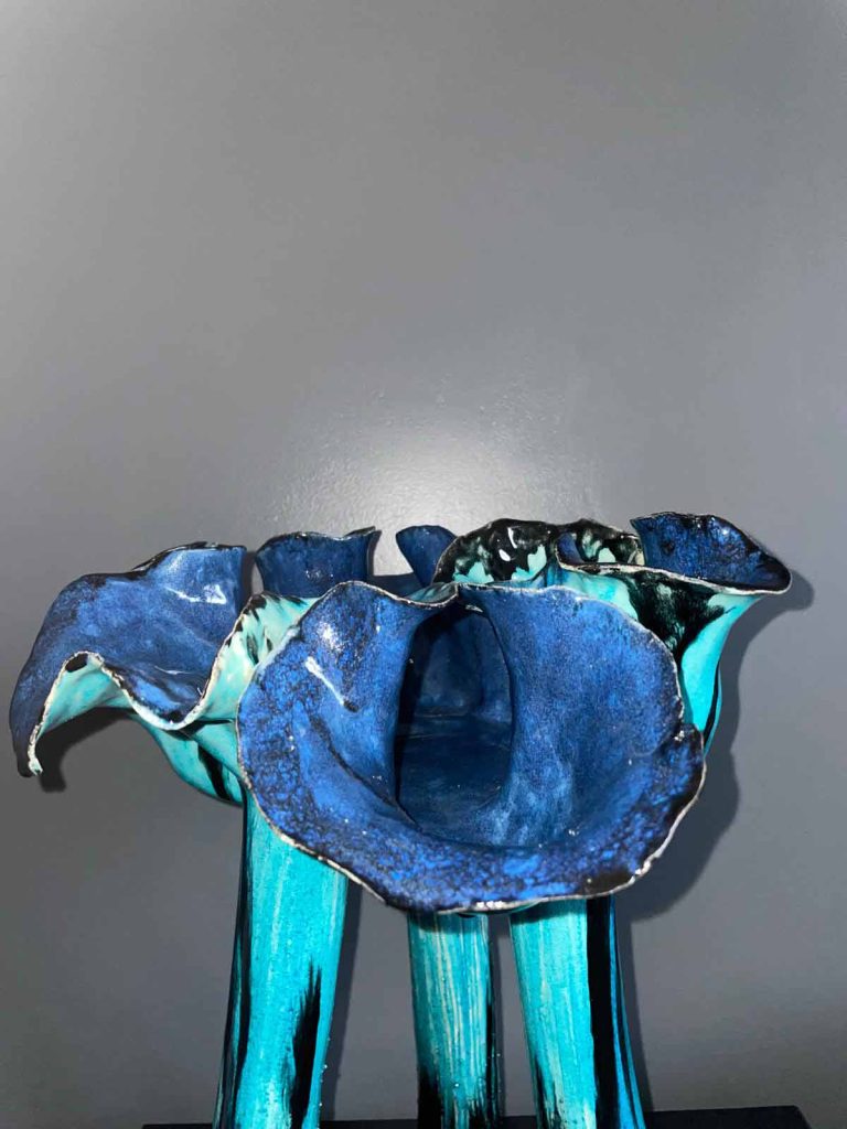Corail trépied bleu et noir, œuvre de l'artiste Nathalie Vernerie. Atelier en Indre-et-Loire