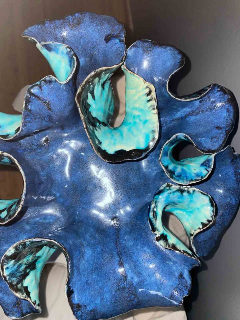 Corail trépied bleu et noir, œuvre de l'artiste Nathalie Vernerie. Atelier en Indre-et-Loire