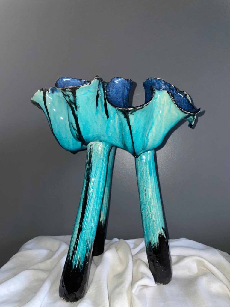 Corail trépied bleu et noir, œuvre de l'artiste Nathalie Vernerie. Atelier en Indre-et-Loire