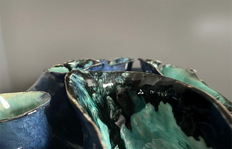 Corail trépied bleu et noir, œuvre de l'artiste Nathalie Vernerie. Atelier en Indre-et-Loire