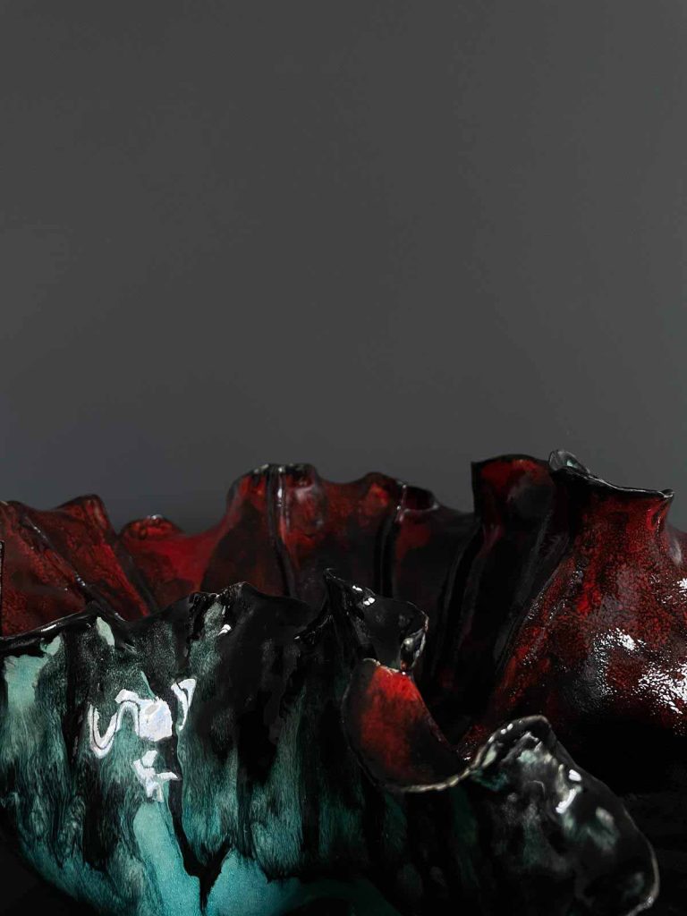 Faïence émaillée bleu et noir