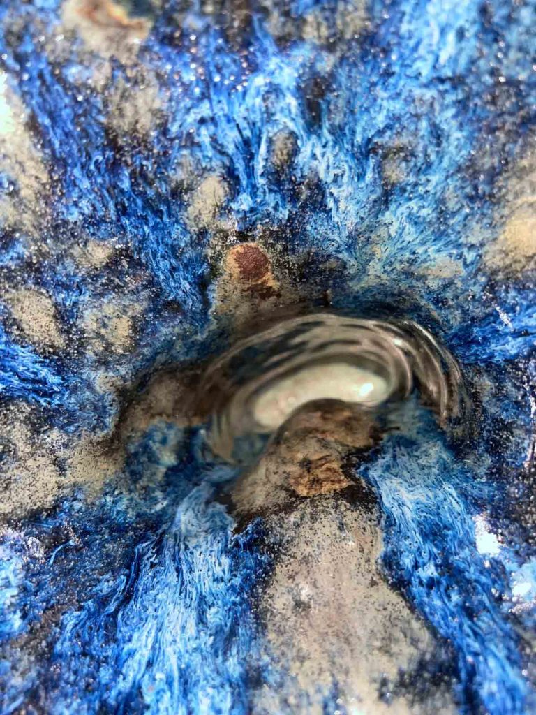 Coraux superposés inspirés des fonds marins. Réalisation en céramique de la céramiste Nathalie Vernerie.