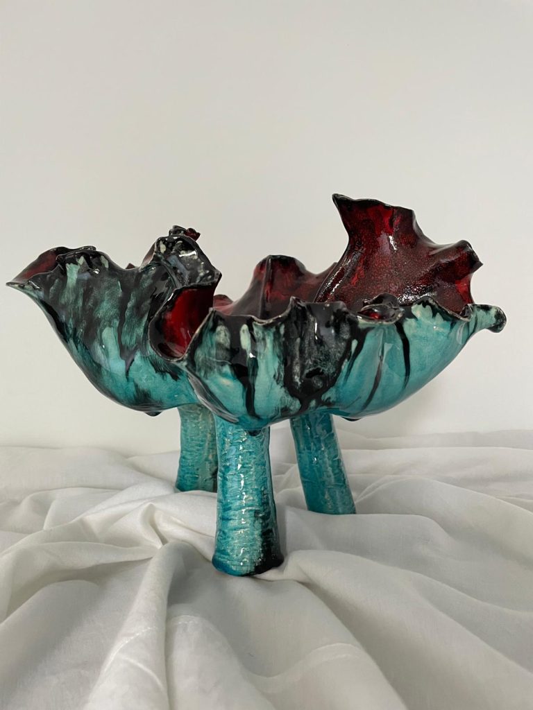 Corail trépied, inspiré des fonds marins. Faïence émaillée bleu, rouge et noir. Réalisation en céramique de la céramiste Nathalie Vernerie.